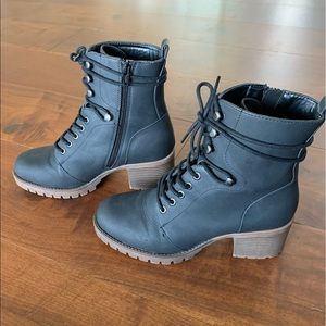 Universal thread Lace-Up Booties